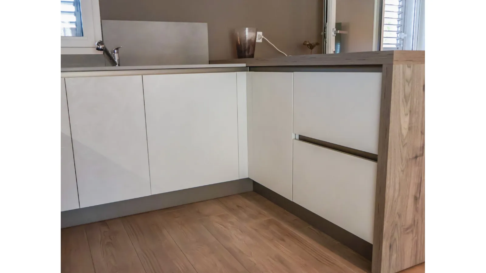 Cucina Veneta Cucine Start J: finiture Graffiato Gesso e Noce Rustik a Messina