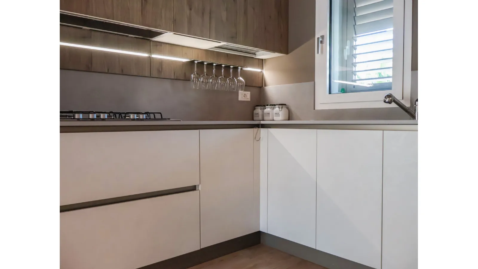 Cucina Veneta Cucine Start J: finiture Graffiato Gesso e Noce Rustik a Messina