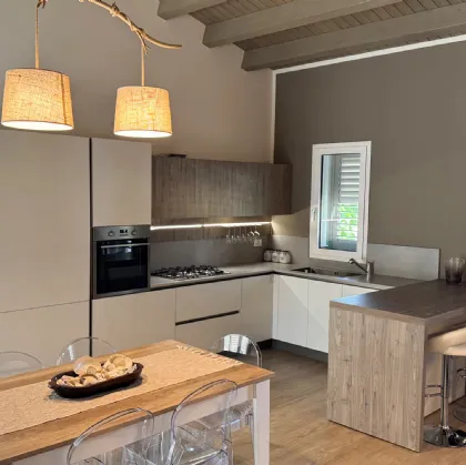 Cucina Veneta Cucine Start J: finiture Graffiato Gesso e Noce Rustik a Messina