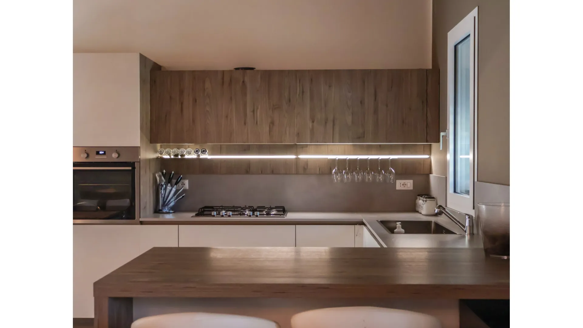 Cucina Veneta Cucine Start J: finiture Graffiato Gesso e Noce Rustik a Messina