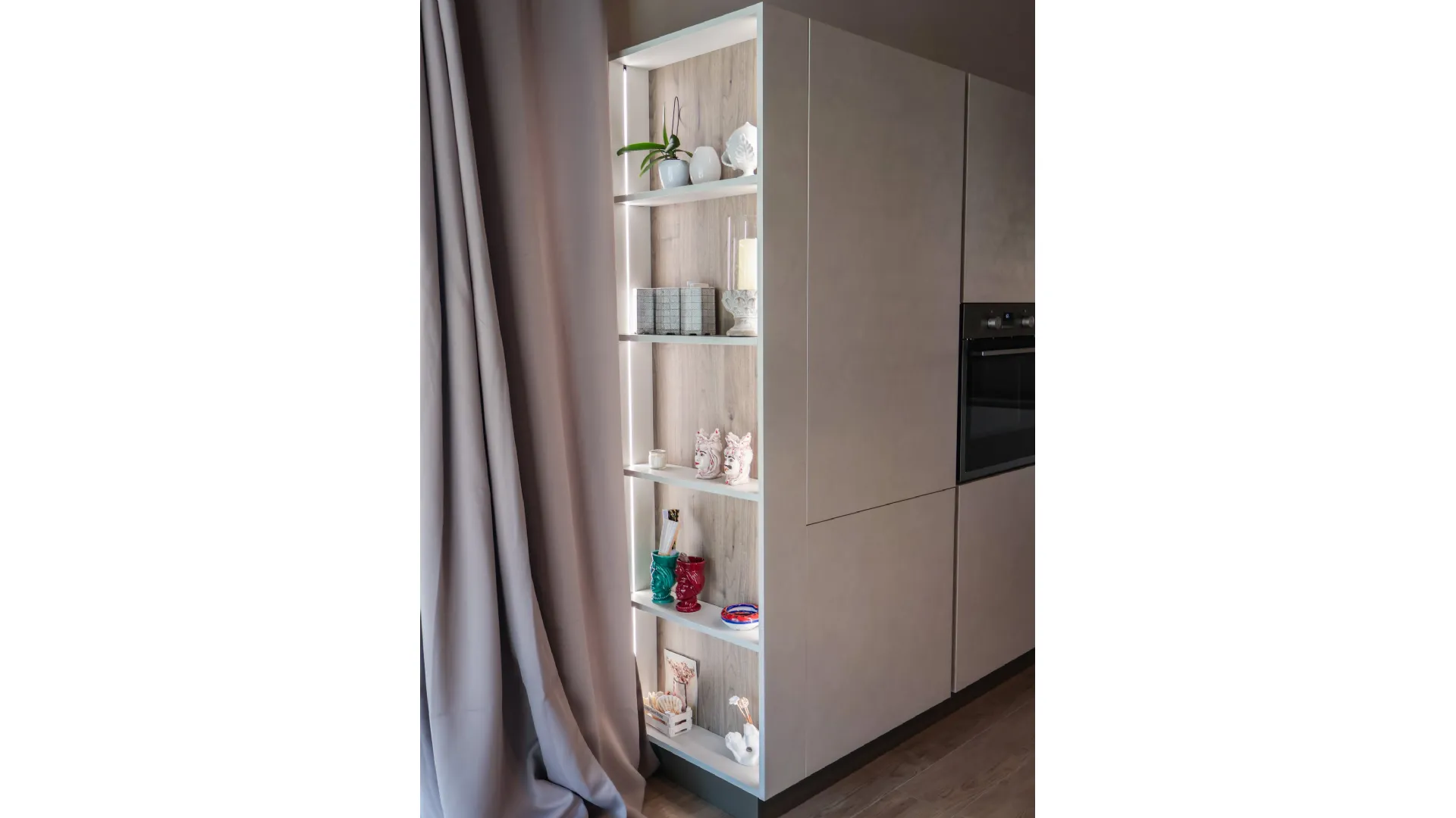 Cucina Veneta Cucine Start J: finiture Graffiato Gesso e Noce Rustik a Messina