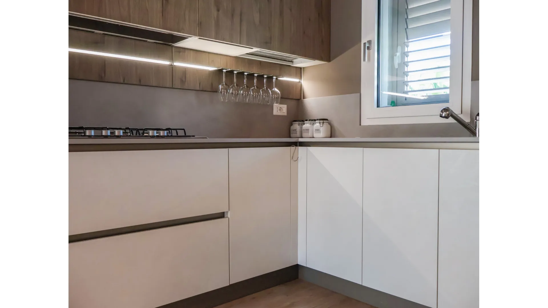 Cucina Veneta Cucine Start J: finiture Graffiato Gesso e Noce Rustik a Messina