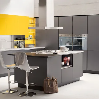 Cucina Moderna con isola Oyster 04 in laccato opaco Grigio e laccato lucido Giallo di Veneta Cucine