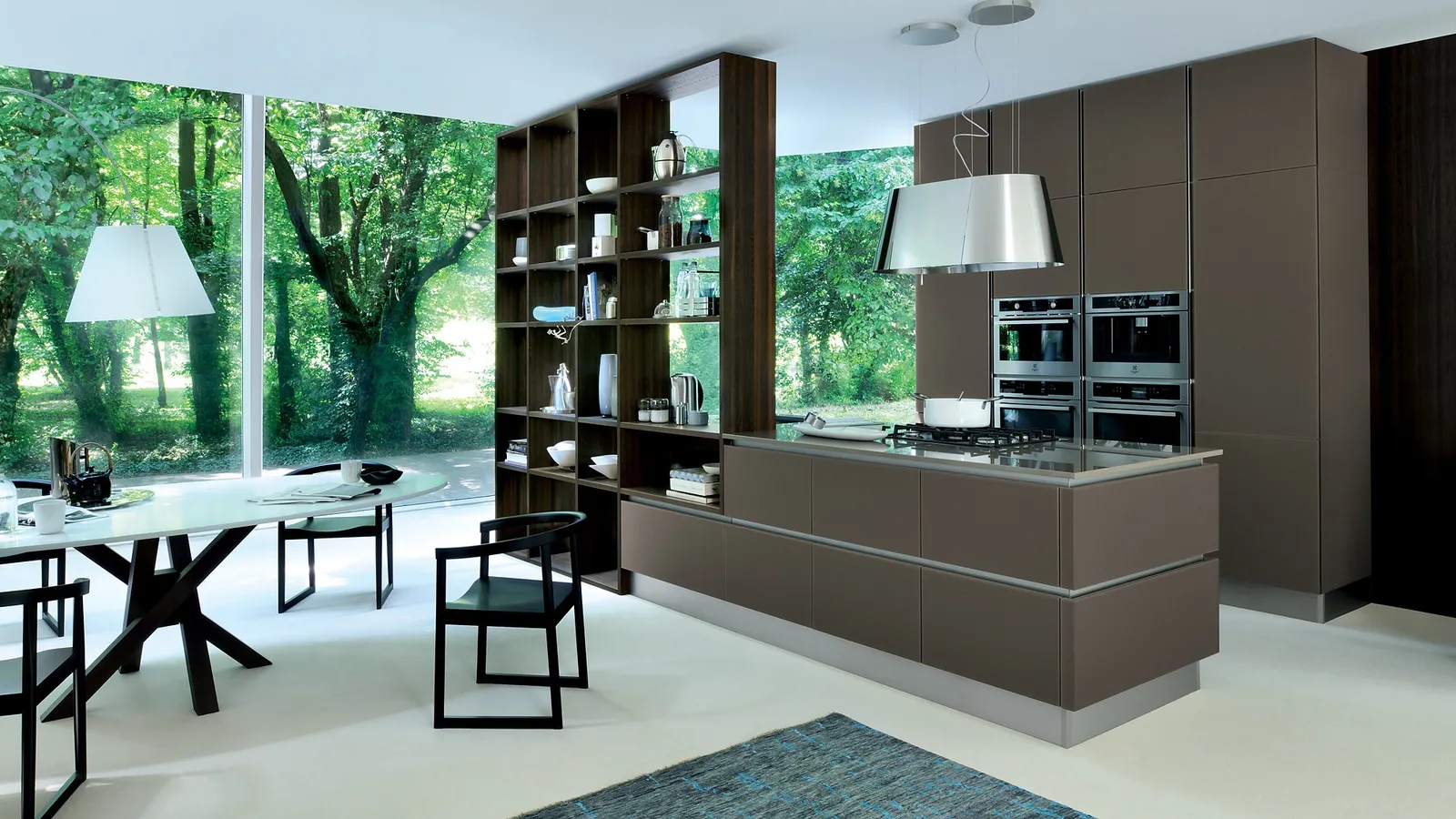 Cucina Moderna con isola Ri-flex 06 in vetro laccato Marrone Oliva di Veneta Cucine