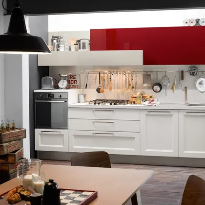 Cucina Moderna Tablet lineare in laccato opaco Bianco e laccato lucido Rosso Ciliegia di Veneta Cucine