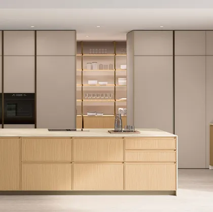 Cucina Moderna con isola Sakura 02 in Rovere e laccato Alabastro di Veneta Cucine