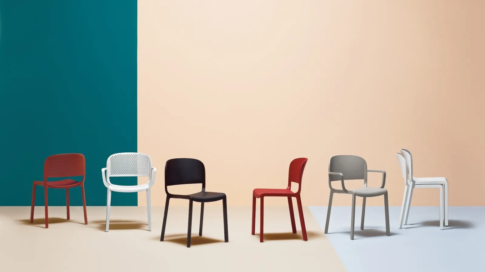 Sedia impilabile con o senza braccioli Dome di Pedrali