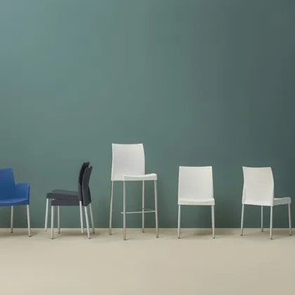 Sedia e Sgabello Outdoor in plastica con gambe in alluminio Ice di Pedrali