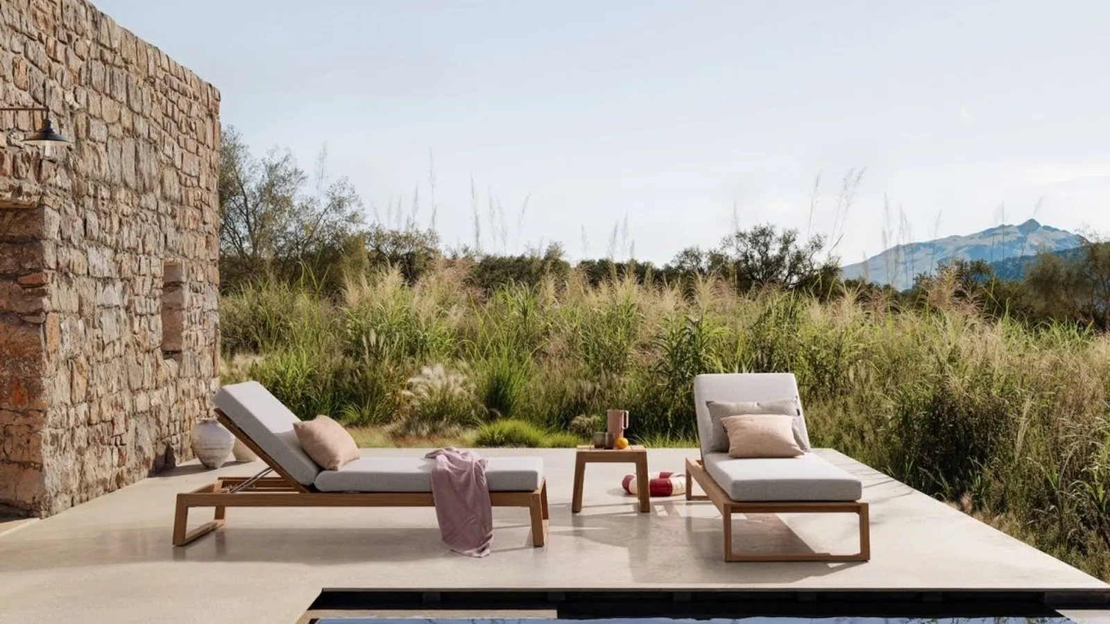 Lettino Jeremy in teak e tessuto di Bizzotto