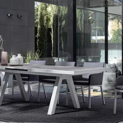 Tavolo in ceramica e Sedie imbottite Lunar di Bizzotto