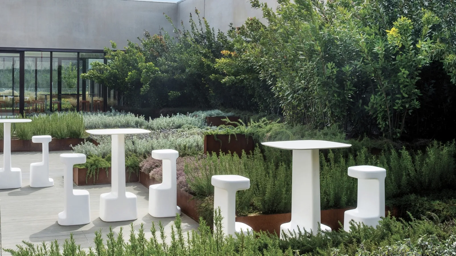 Sgabello e tavolino Serif di Pedrali