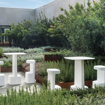 Sgabello e tavolino Serif di Pedrali